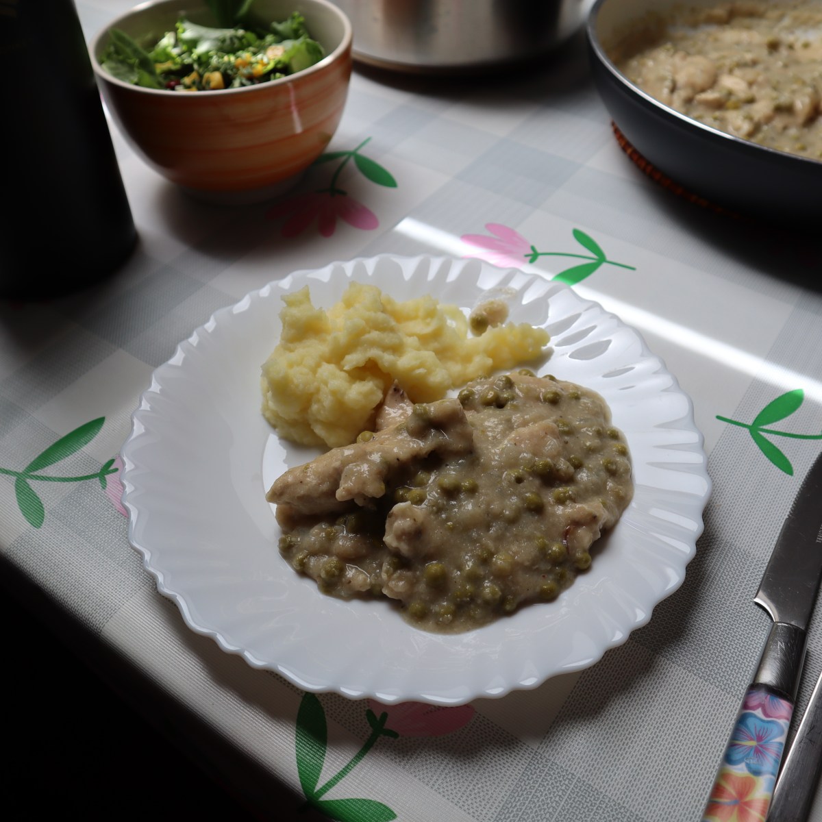 Piščanček v grahovi omaki in pire&nbsp;🥔