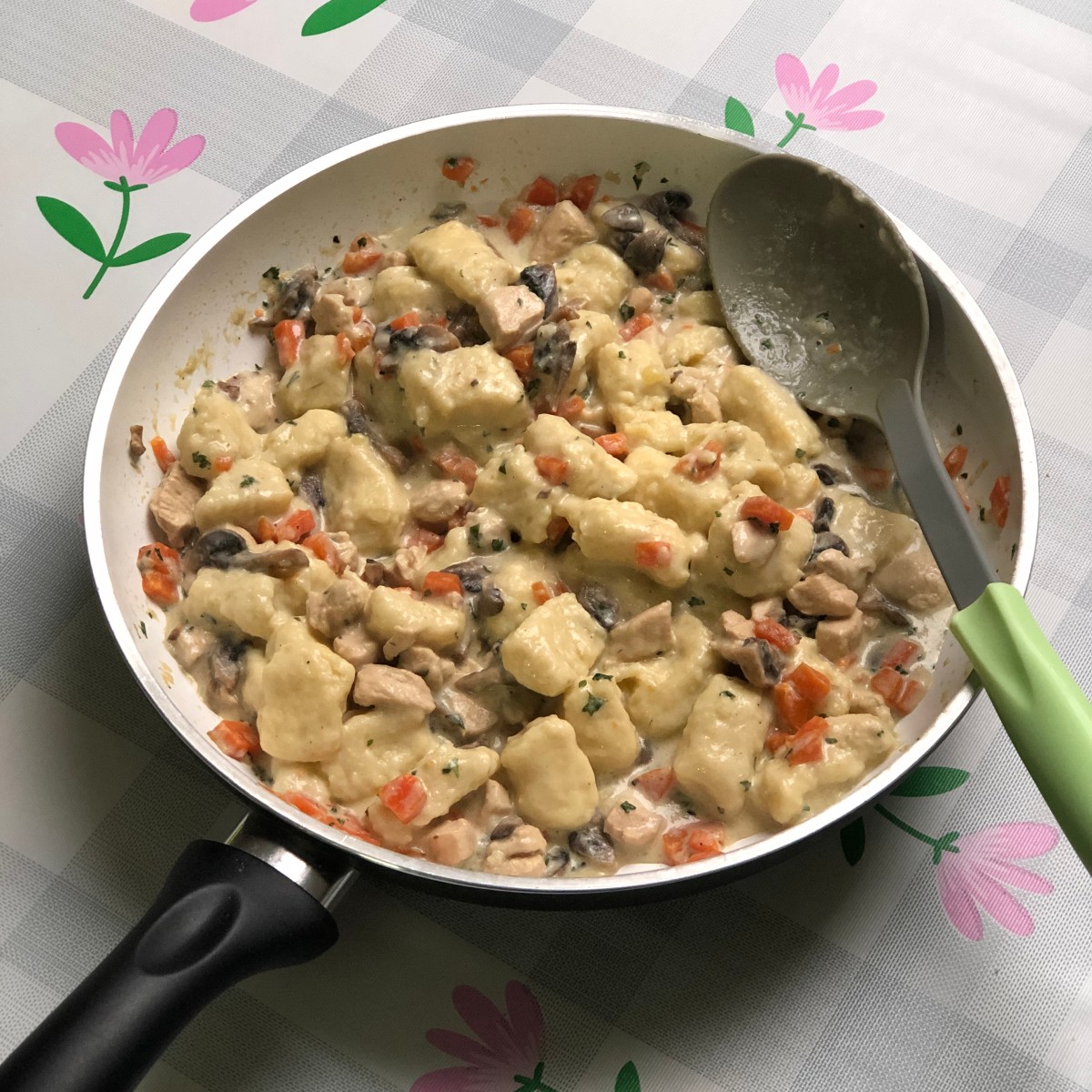 Njoki z gobicami, korenčkom in&nbsp;piščančkom